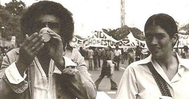 Ali Primera y Soledad Bravo Durante una marcha estudiantil, acompañado de Soledad Bravo